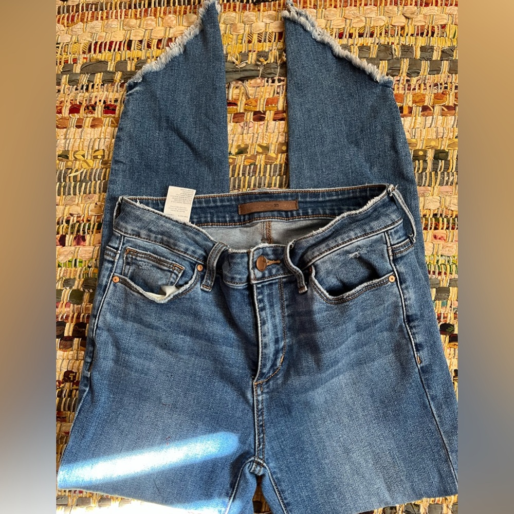 Previously owned Denim ankle length joe jeans. Size 27. Great stretch
